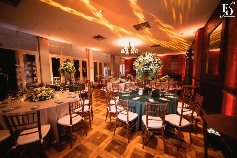 festa de formatura em medicina realizada no salão boa vista da associação leopoldina juvenil em porto alegre com decoração verde e branco e animação da banda os calamares