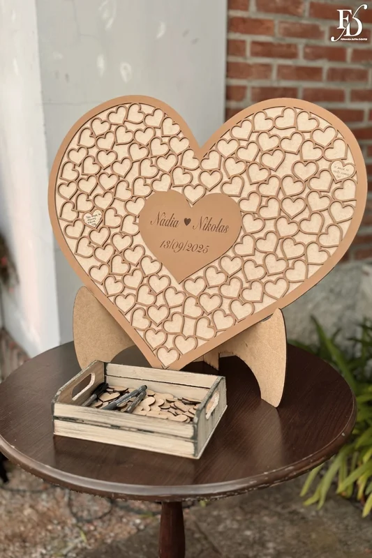 Tenda de casamento com luzes de fada e decoração noturna no Hotel Vila Verde.