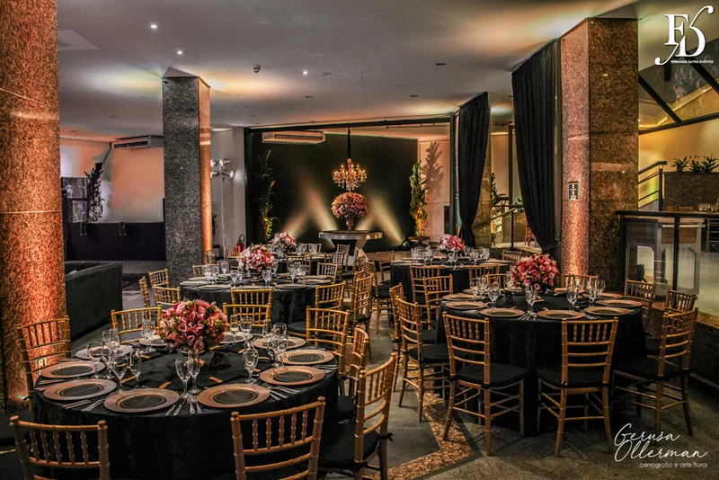 casamento com decoração luxuosa na praça dos fundadores do grêmio náutico união em porto alegre em tons de dourado preto e rosa sofisticado clássico e elegante por life eventos especiais cerimonialista em porto alegre cerimônia na igreja são pedro