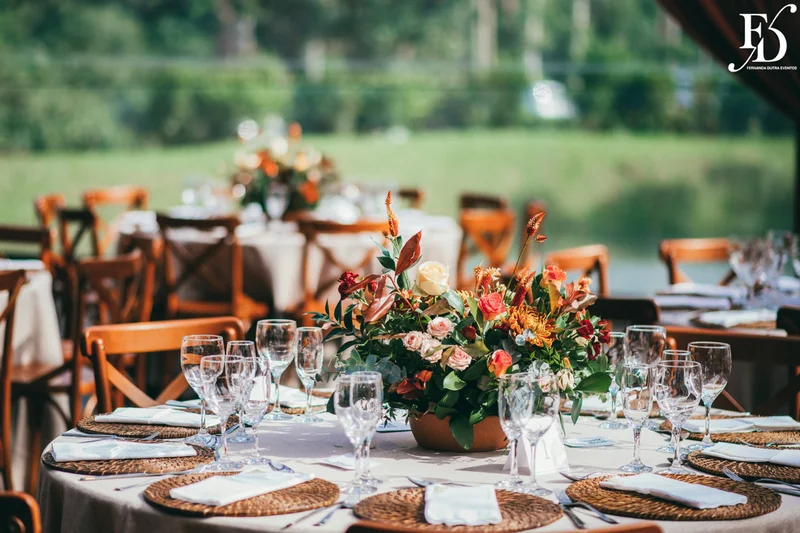 casamento realizado no alto da capela em porto alegre por life eventos especiais com cerimônia ao ar livre decoração despojada em tons terrosos e uma parede de donuts para a alegria dos convidados