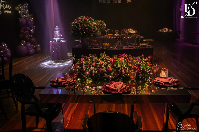festa de aniversario de 15+2 evento adiado por 2 anos realizado na casa vetro em porto alegre com decoração moderna sofisticada luxuosa em tons de lilás e prata por life eventos especiais cerimonialista para festas de 15 anos em porto alegre