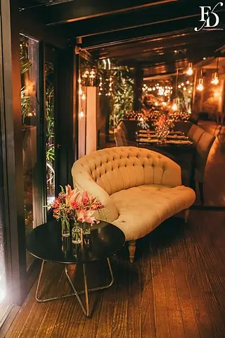 casamento realizado na igreja santa cecília em porto alegre e recepção no le bistrot gourmet com decoração colorida vibrante tropical por life eventos especiais cerimonialista de casamento em porto alegre