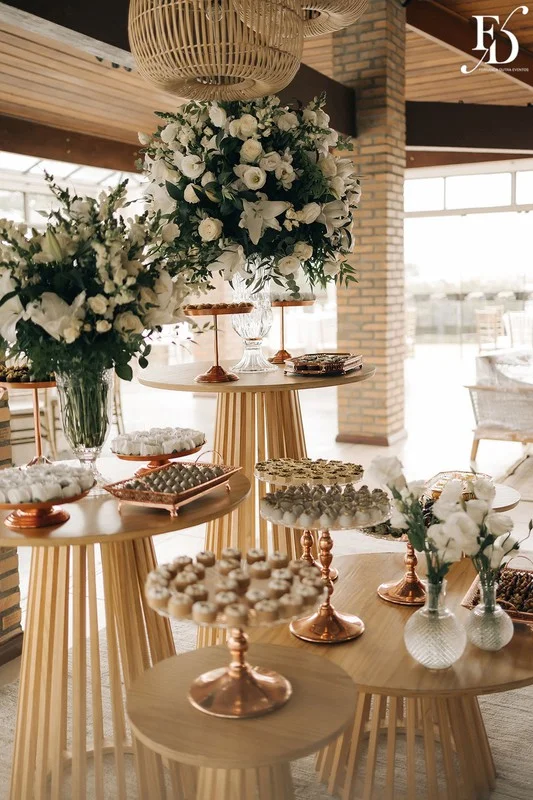 casamento espaço paraíso em porto alegre rústico chique sleeping beauties decoração clássica por life eventos especiais verde branco casamento cristão mesa de doces