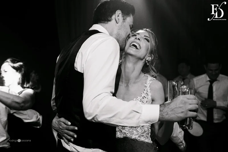 casamento com cerimônia na igreja santa teresinha do menino jesus na rua ramiro barcelos em porto alegre e recepção e festa na casa vetro com decoração moderna contemporânea sofisticada luxuosa em tons de cinza prata e flores coloridas na paleta de tons terrosos por life eventos especiais cerimonialista de casamento em porto alegre