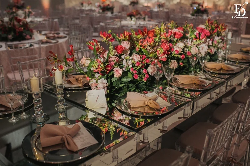 mesa principal festa de 15 anos na praça dos fundadores do grêmio náutico união GNU