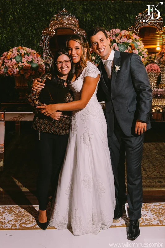casamento luxuoso no clube veleiros do sul em porto alegre com decoração em dourado fechamento do teto em voil e espelhos venezianos cerimônia na igreja santa teresinha e santíssimo sacramento na redenção com organização e cerimonial de fernanda dutra da life eventos especiais organizadora de eventos em porto alegre