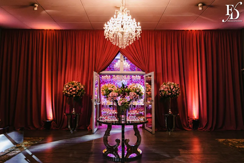 casamento com cerimônia na basílica nossa senhora das dores em porto alegre e festa na casa vetro com decoração luxuosa sofisticada exuberante em tons de rosa com parede de flores com organização projeto e cerimonial de life eventos especiais cerimonialista de casamentos em porto alegre
