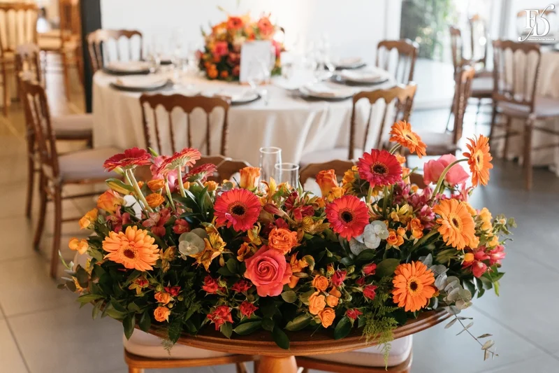 mesa redonda só para os noivos com flores coloridas