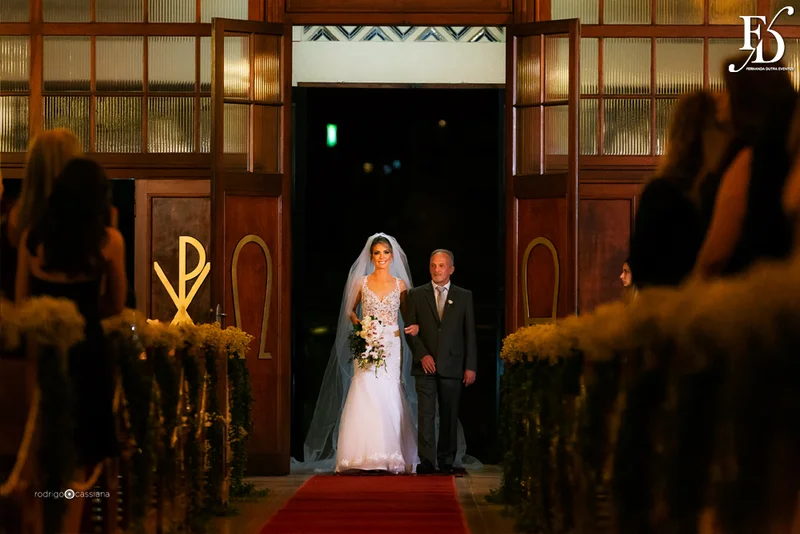casamento com cerimônia na igreja santa teresinha do menino jesus na rua ramiro barcelos em porto alegre e recepção e festa na casa vetro com decoração moderna contemporânea sofisticada luxuosa em tons de cinza prata e flores coloridas na paleta de tons terrosos por life eventos especiais cerimonialista de casamento em porto alegre
