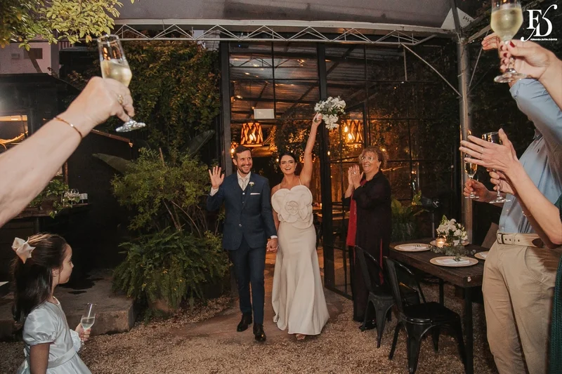 casamento mini-wedding no eat kitchen em novo hamburgo com decoração verde e branco estilo greenery noivos entrando na festa