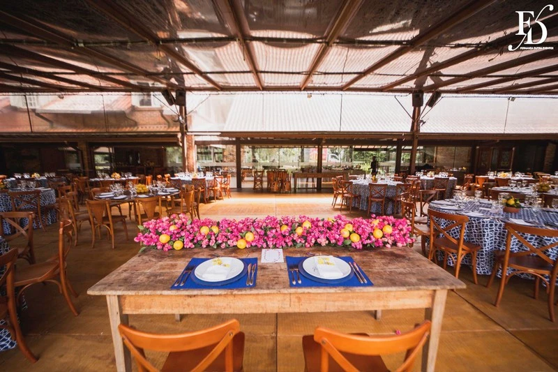 casamento diurno almoço de domingo em família no alto da capela decoração com limão siciliano nas mesas dos noivos com flores rosa pink
