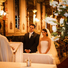 Casamento com cerimônia na Igreja Santa Teresinha do Menino Jesus, em Porto Alegre, e recepção na Merci Casa de Eventos, com projeto de decoração delicado, romântico, em estilo rústica, com a paleta do marrom, nude e amarelo.