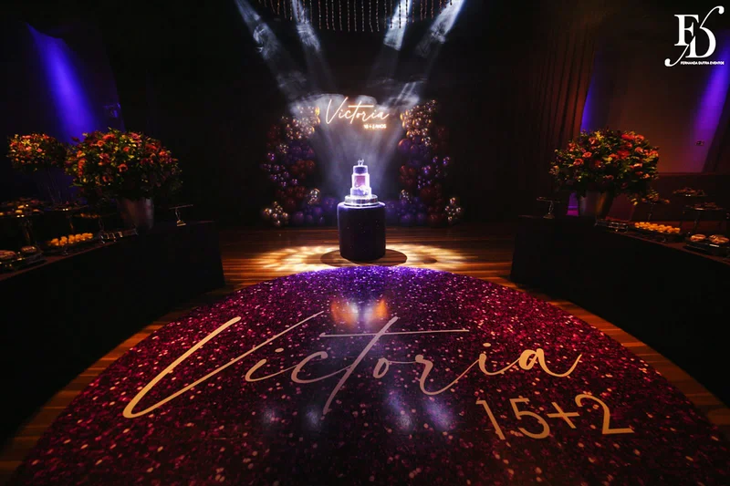 festa de aniversario de 15+2 evento adiado por 2 anos realizado na casa vetro em porto alegre com decoração moderna sofisticada luxuosa em tons de lilás e prata por life eventos especiais cerimonialista para festas de 15 anos em porto alegre