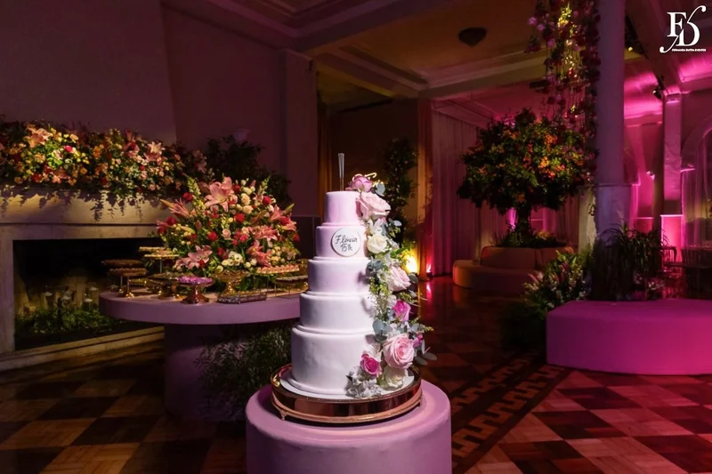 Bolo de 15 anos e ambientação floral da festa de Flávia Fochesato na Associação Leopoldina Juvenil