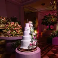 Bolo de 15 anos e ambientação floral da festa de Flávia Fochesato na Associação Leopoldina Juvenil
