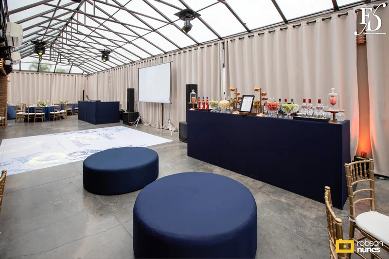 casamento no espaço paraíso em porto alegre com decoração moderna em azul marinho, dourado e girassóis; temática geek, com referências a funko pop, filmes e séries - por life eventos especiais