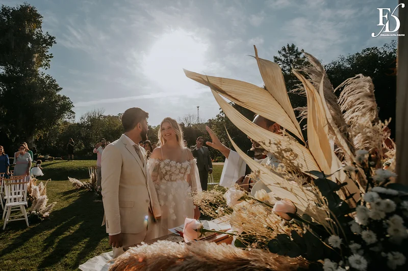 casamento divertido e animado na casa na chácara, em porto alegre; um casal jovem, despojado, que queria celebrar esse momento com um rodízio de pizza - casamento com pizza - decoração estilo boho wedding em tons terrosos cerimonial de life eventos especiais