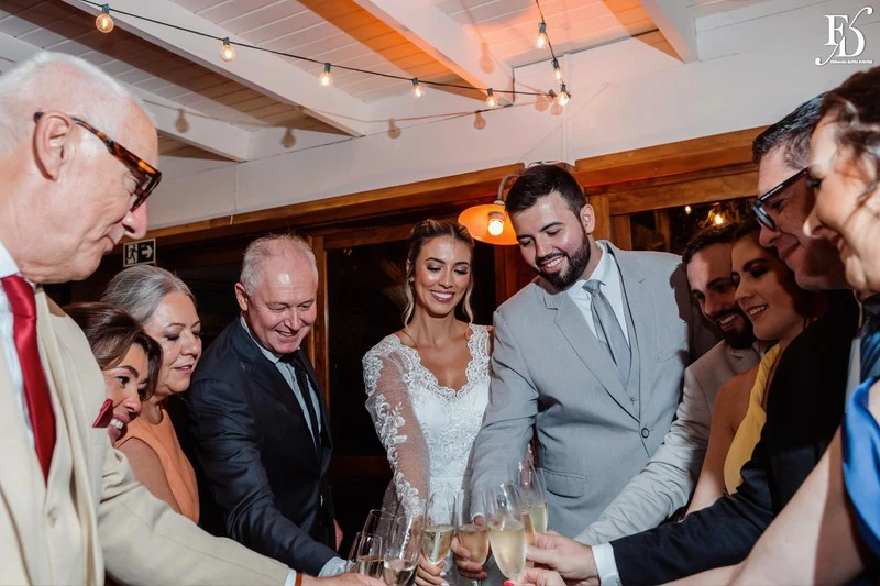 casamento mini-wedding realizado no lá nos fundos em porto alegre restaurante puppi baggio com decoração boho minimalista em verde e branco festa animada e descontraída com cerimonial de life eventos especiais cerimonialista de casamento em porto alegre 