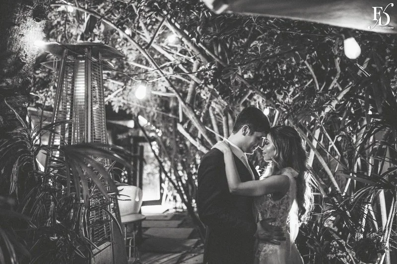 Casamento no Le Bistrot Gourmet em Porto Alegre, com decoração clássica, iluminação intimista e um projeto cheio de sofisticação com stylling europeu. Mesas com toalhas brancas, detalhes dourados, flores brancas.