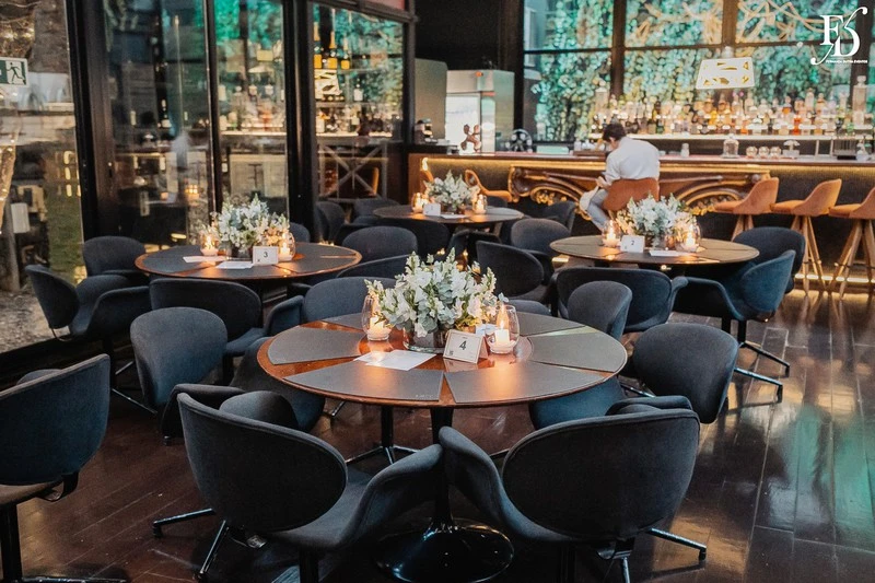 casamento no dry moments & drinks em porto alegre decoração moderna clean e sofisticada com copo de leite