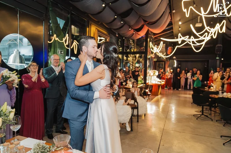 Primeiro beijo do casal Rafaella e Rafael no casamento no Dry Moments & Drinks Porto Alegre