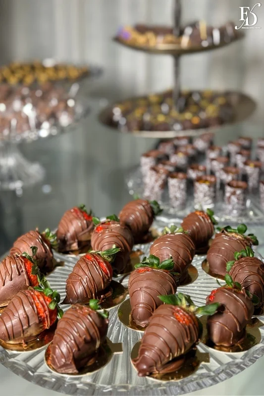 festa de aniversário de leissa hertzog com tema luz e sombra realizado no rossi parque panamby em porto alegre com decoração elegante e sofisticada