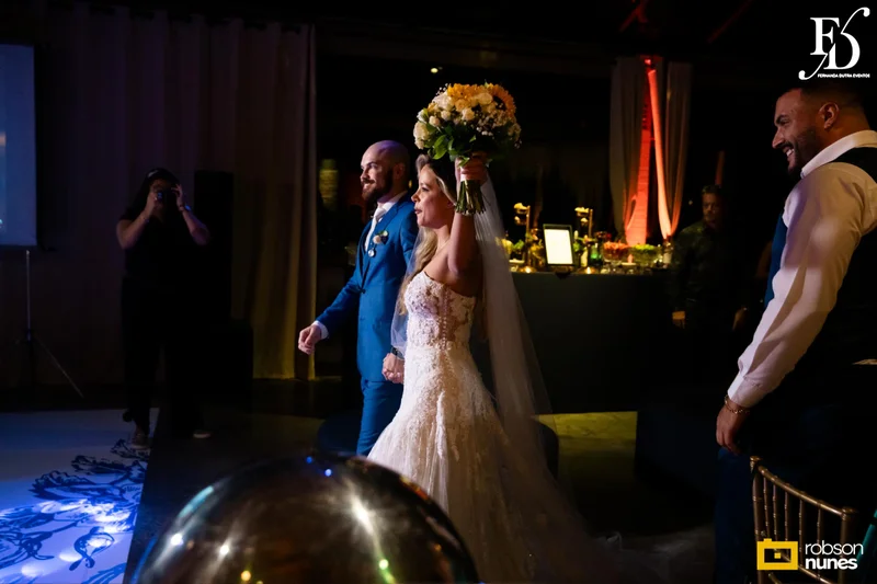 casamento no espaço paraíso em porto alegre com decoração moderna em azul marinho, dourado e girassóis; temática geek, com referências a funko pop, filmes e séries - por life eventos especiais