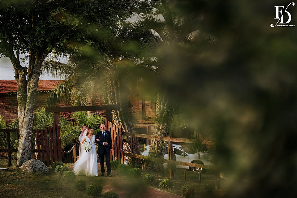 casamento realizado ao por-do-sol em porto alegre com cerimônia ao ar livre no Espaço Paraíso e festa com decoração clássoca e clean em verde, branco e dourado por life eventos especiais