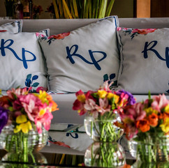 casamento em porto alegre no formato destination wedding com um casal residente na noruega cerimonia na igreja nossa senhora das dores e recepção na praça dos fundadores do grêmio náutico união com decoração colorida descontraída por life eventos especiais cerimonialista de casamento em porto alegre