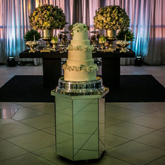 casamento com cerimônia na Igreja Nossa Senhora das Graças em Canoas e recepção e festa no salão Blue Moon em Canoas com decoração moderna elegante sofisticada contemporânea em verde branco preto prata e cristais casamento de arquiteto por life eventos especiais cerimonialista de casamento em canoas