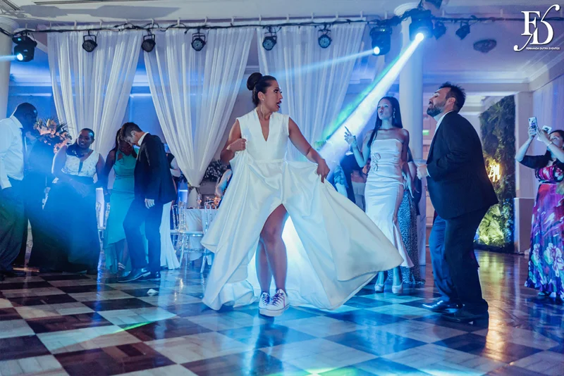 casamento com cerimônia e recepção realizados no salão imperatriz da associação leopoldina juvenil em porto alegre com decoração clássica em verde branco e prato por life eventos especiais assessoria de eventos em porto alegre