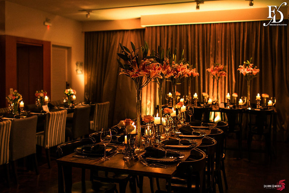 casamento com cerimônia e recepção realizadas no le bistrot gourmet em porto alegre com decoração sofisticada elegante luxuosa em preto prata cristais e flores nobres rosas com passarela de espelho espelhos venezianos por life eventos especiais cerimonialista porto alegre
