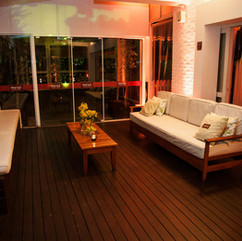 Casamento com cerimônia na Igreja Santa Teresinha do Menino Jesus, em Porto Alegre, e recepção na Merci Casa de Eventos, com projeto de decoração delicado, romântico, em estilo rústica, com a paleta do marrom, nude e amarelo.