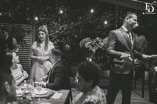 casamento mini-wedding da influencer bruna startt realizado no le bistrot gourmet em porto alegre com decoração com muitas velas flores brancas e muito verde por life eventos especiais