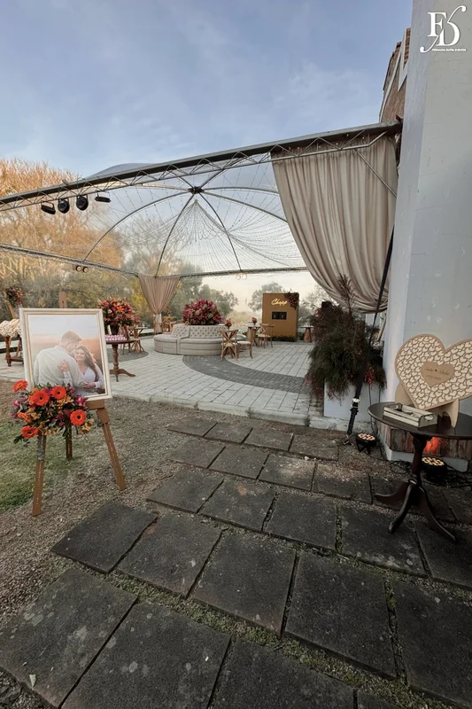 Tenda de casamento com luzes de fada e decoração noturna no Hotel Vila Verde.