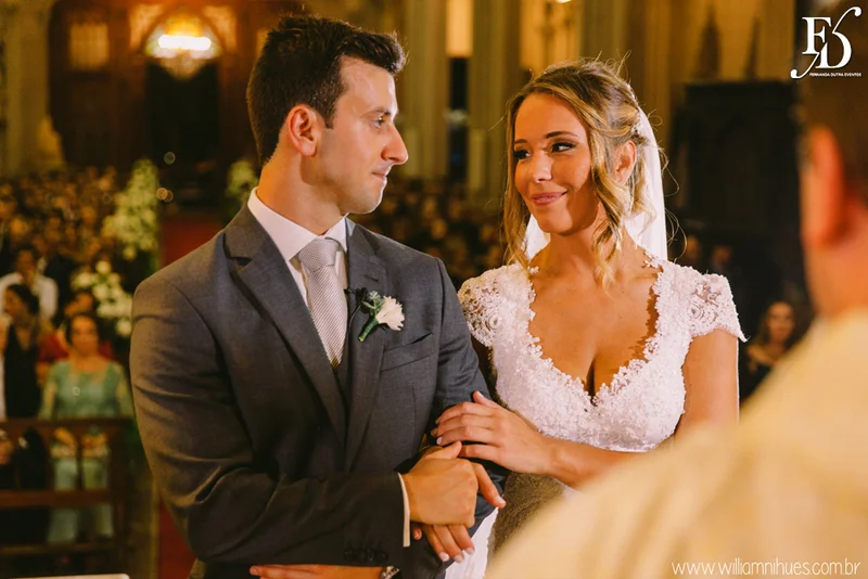 casamento luxuoso no clube veleiros do sul em porto alegre com decoração em dourado fechamento do teto em voil e espelhos venezianos cerimônia na igreja santa teresinha e santíssimo sacramento na redenção com organização e cerimonial de fernanda dutra da life eventos especiais organizadora de eventos em porto alegre