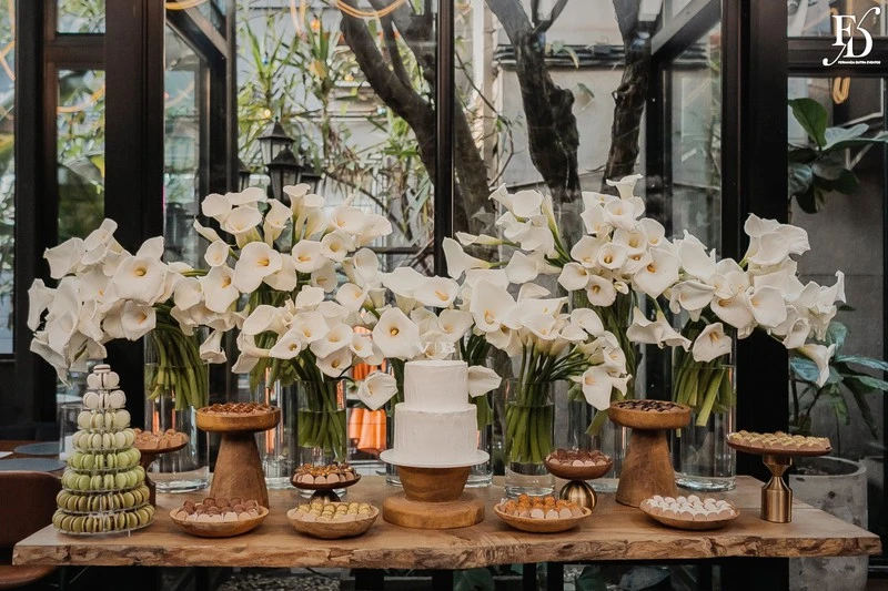 casamento no dry moments & drinks em porto alegre decoração moderna clean e sofisticada com copo de leite