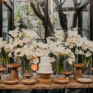 Casamento urbano em Porto Alegre: Victória & Bruno celebraram no Dry Moments & Drinks, com decoração clean, fotos na Rua Nova York e assessoria da Life Eventos Especiais.