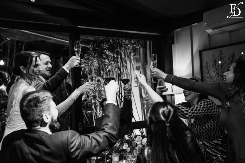 casamento com cerimônia na igreja sagrado coração de jesus em porto alegre e recepção elegante e intimista no le bistrot gourmet com decoração em verde, branco e prata