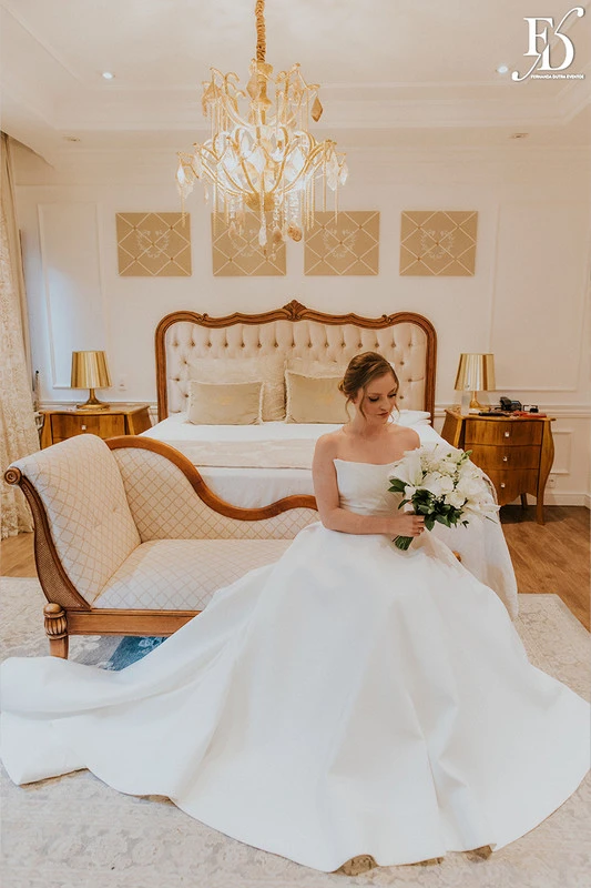 casamento destination wedding no hotel ritta hoppner em gramado com decoração clássica, elegante e botânica em tons de branco verde e fendi por life eventos especiais