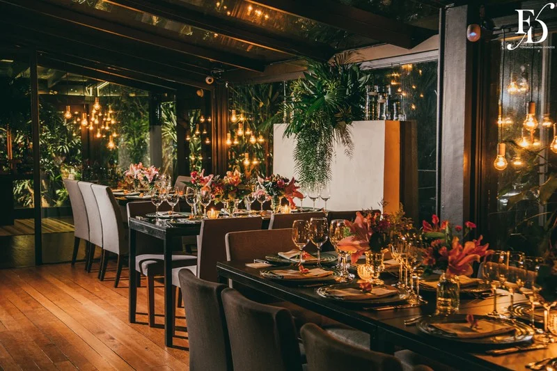 casamento realizado na igreja santa cecília em porto alegre e recepção no le bistrot gourmet com decoração colorida vibrante tropical por life eventos especiais cerimonialista de casamento em porto alegre