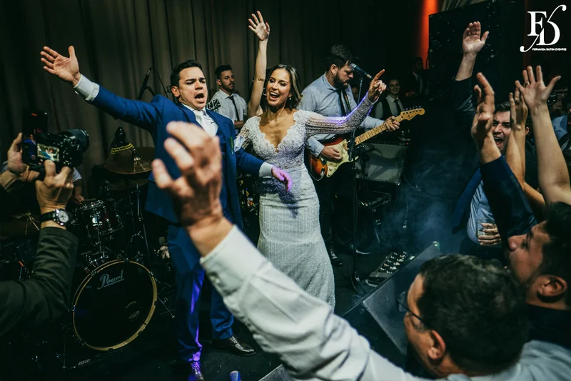 casamento na igreja nossa senhora do mont'serrat em porto alegre e festa de casamento na casa vetro em porto alegre com decoração sofisticada e luxuosa estilo clássico em dourado branco e amarelo por life eventos especiais cerimonialista de casamento em porto alegre