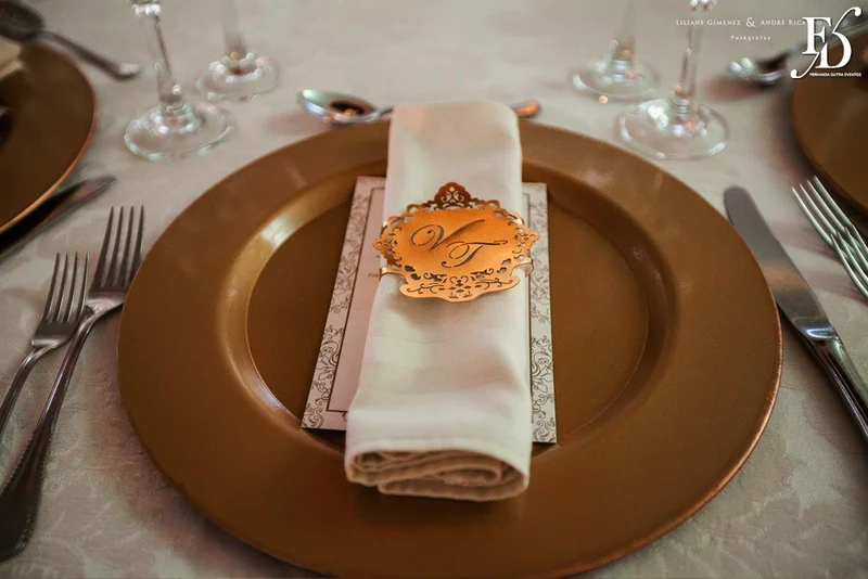 casamento com cerimônia na basílica nossa senhora das dores em porto alegre e festa e recepção no salão hannover da sogipa com decoração clássica elegante e sofisticada em dourado, branco e vermelho, com detalhe em pérolas por life eventos especiais empresa especializada na organização de casamentos em porto alegre