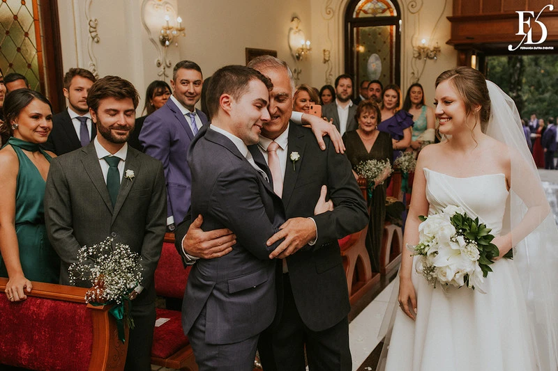 casamento destination wedding no hotel ritta hoppner em gramado com decoração clássica, elegante e botânica em tons de branco verde e fendi por life eventos especiais