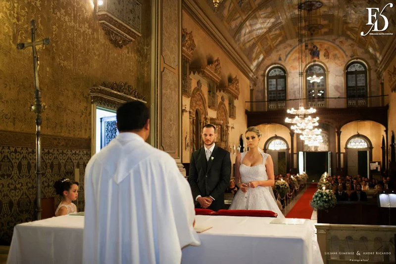 casamento com cerimônia na basílica nossa senhora das dores em porto alegre e festa e recepção no salão hannover da sogipa com decoração clássica elegante e sofisticada em dourado, branco e vermelho, com detalhe em pérolas por life eventos especiais empresa especializada na organização de casamentos em porto alegre