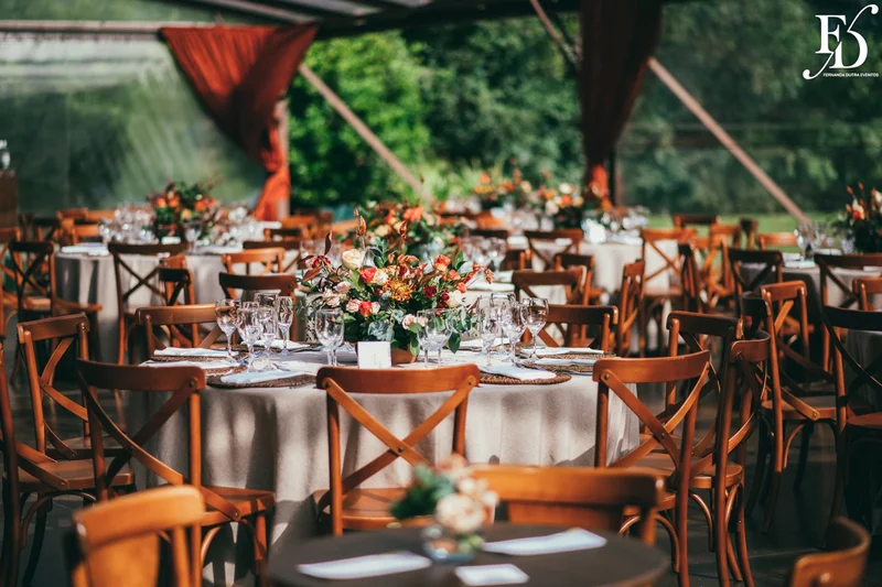 casamento realizado no alto da capela em porto alegre por life eventos especiais com cerimônia ao ar livre decoração despojada em tons terrosos e uma parede de donuts para a alegria dos convidados