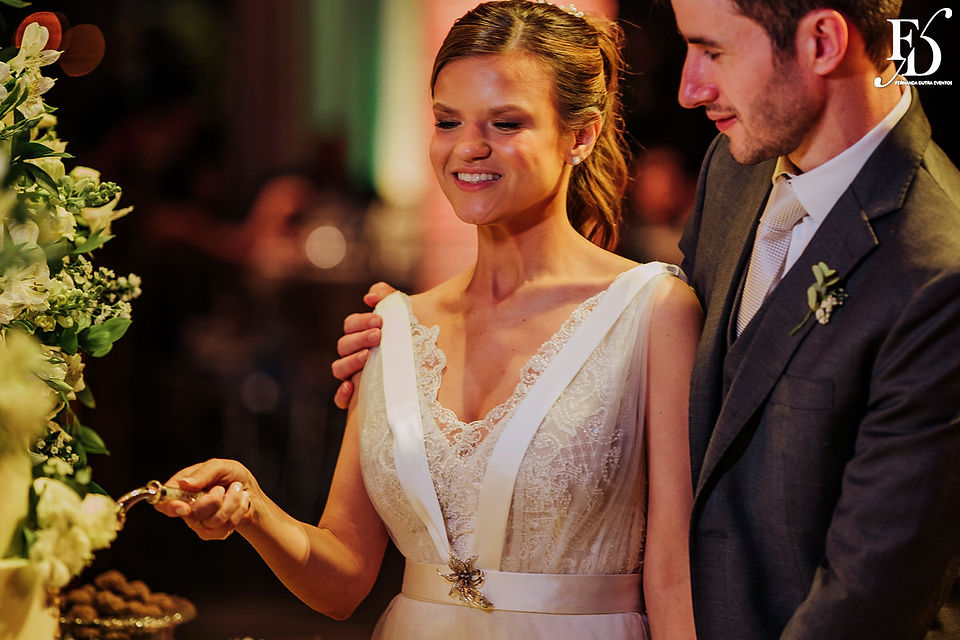 casamento realizado ao por-do-sol em porto alegre com cerimônia ao ar livre no Espaço Paraíso e festa com decoração clássoca e clean em verde, branco e dourado por life eventos especiais