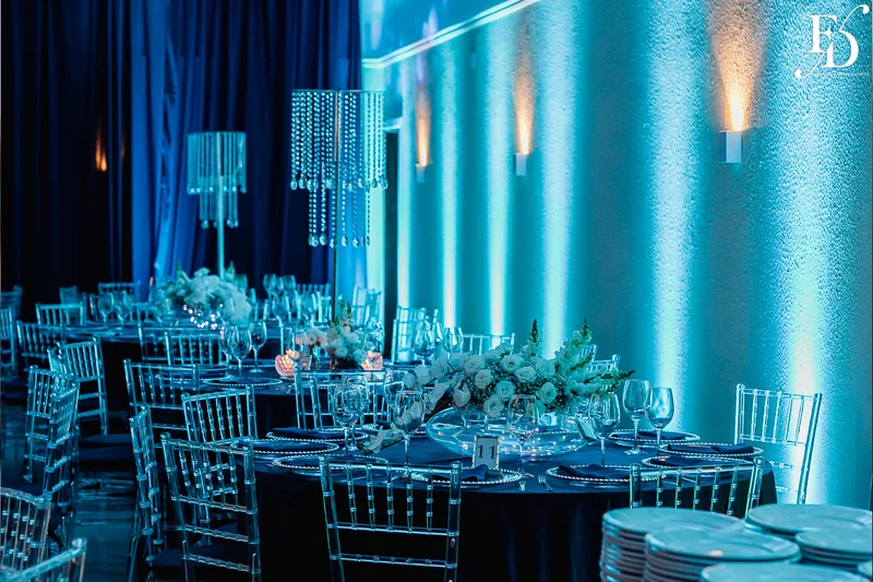 festa de 15 anos nas cores azul e branco com decoração moderna com cristais e espelhos por life eventos especiais assessoria e cerimonial de festas de 15 anos em porto alegre