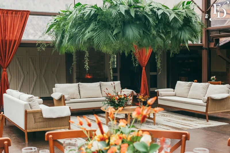 casamento realizado no alto da capela em porto alegre por life eventos especiais com cerimônia ao ar livre decoração despojada em tons terrosos e uma parede de donuts para a alegria dos convidados