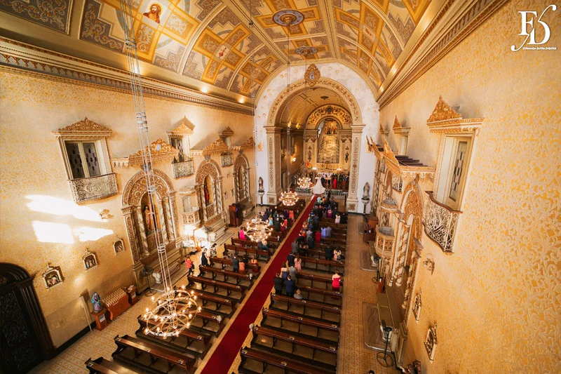 casamento com cerimônia realizada às 15h na Basílica Nossa Senhora das Dores em Porto Alegre e recepção no Alto da Capela. Coquetel na área externa embalado com jazz e por-do-sol, jantar formal, decoração exuberante e linda, em estilo botânico e muitas cores, luxuoso e lindo, por Life Eventos Especiais